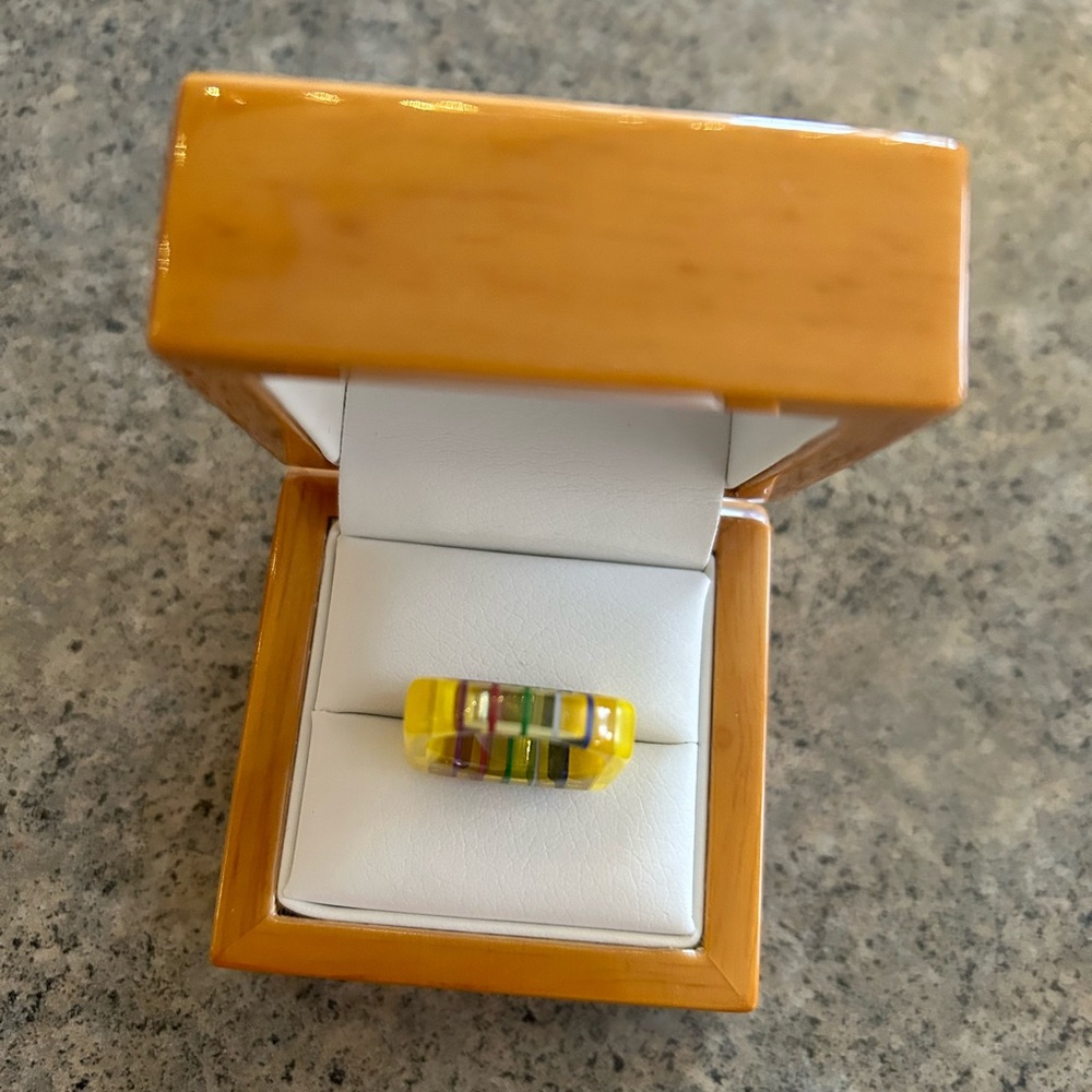 💍 Gorgeous Acrylic Statement Ring, Size 7 or 6 3/4, EUC - Picture 4 of 8